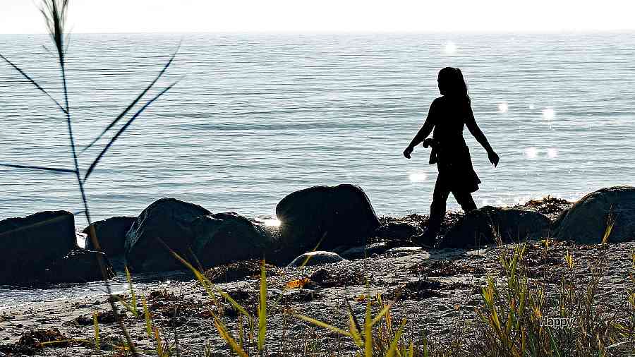 Kvinde går på strand