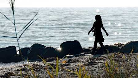 Kvinde går på strand